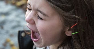 niña estresada y gritando