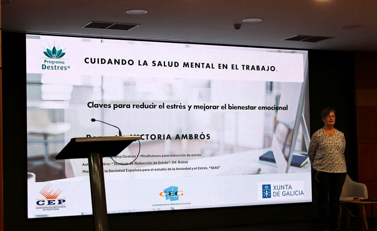 Victoria Ambrós impartiendo la jornada 'Cuidando la salud mental en el trabajo', con la Confederación de Empresarios de Galicia y la Xunta de Galicia